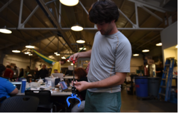 Hombre desarrolla un prototipo de un dispositivo durante un makeathon.