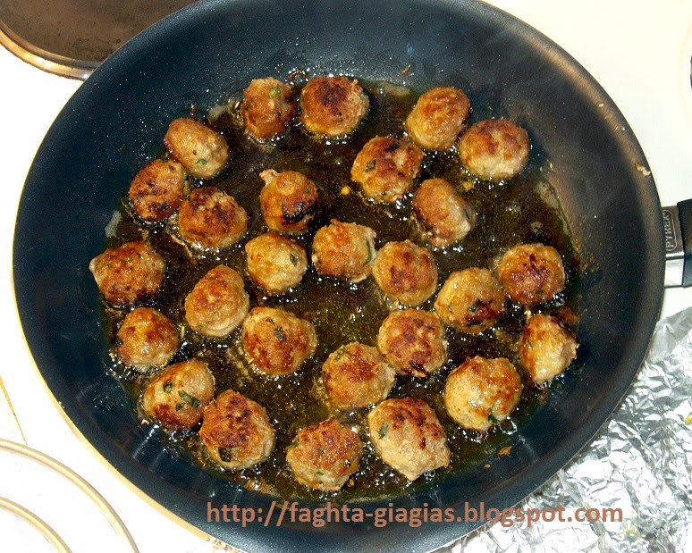 Τα φαγητά της γιαγιάς - Κεφτεδάκια κοκκινιστά