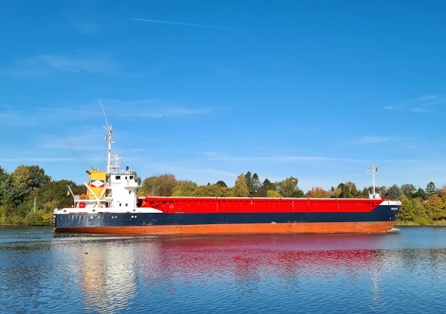 Küsten-Spaziergänge rund um Kiel, Teil 7: Herbst-Spaziergang am Nord-Ostsee-Kanal bei Suchsdorf. Am NOK gibt es viele Schiffe zu sehen, die über die Holtenauer Schleuse in die Kieler Förde und die Ostsee fahren.