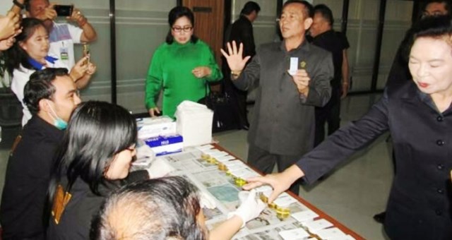 Para Anggota DPRD Sulut saat melakukan tes urine