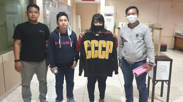 Pakai Kaus Berlogo Palu Arit dari Korea Bikin Kasir Kafe Diamankan Polisi Pakai Kaus Berlogo Palu Arit dari Korea Bikin Kasir Kafe Diamankan Polisi