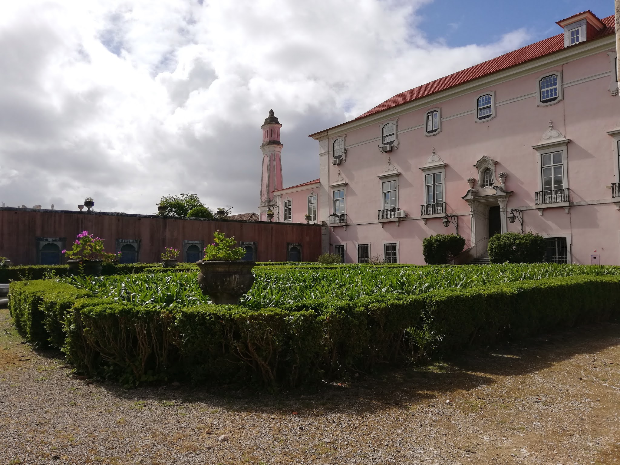 Lateral do palácio, visto através do portão fechado.