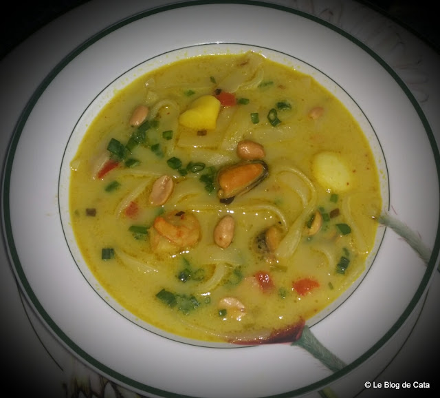 Soupe  thaïe aux fruits de mer et au curry vert