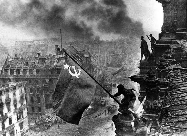 Resultado de imagen para Fotos de BerlÃ­n (Alemania) - las tropas soviÃ©ticas izan su bandera en lo alto del Reichstag.