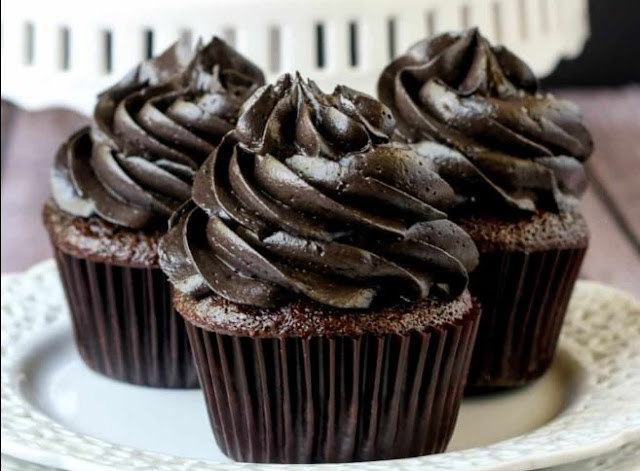 Blackout Chocolate Buttercream Frosting #cake #cookies