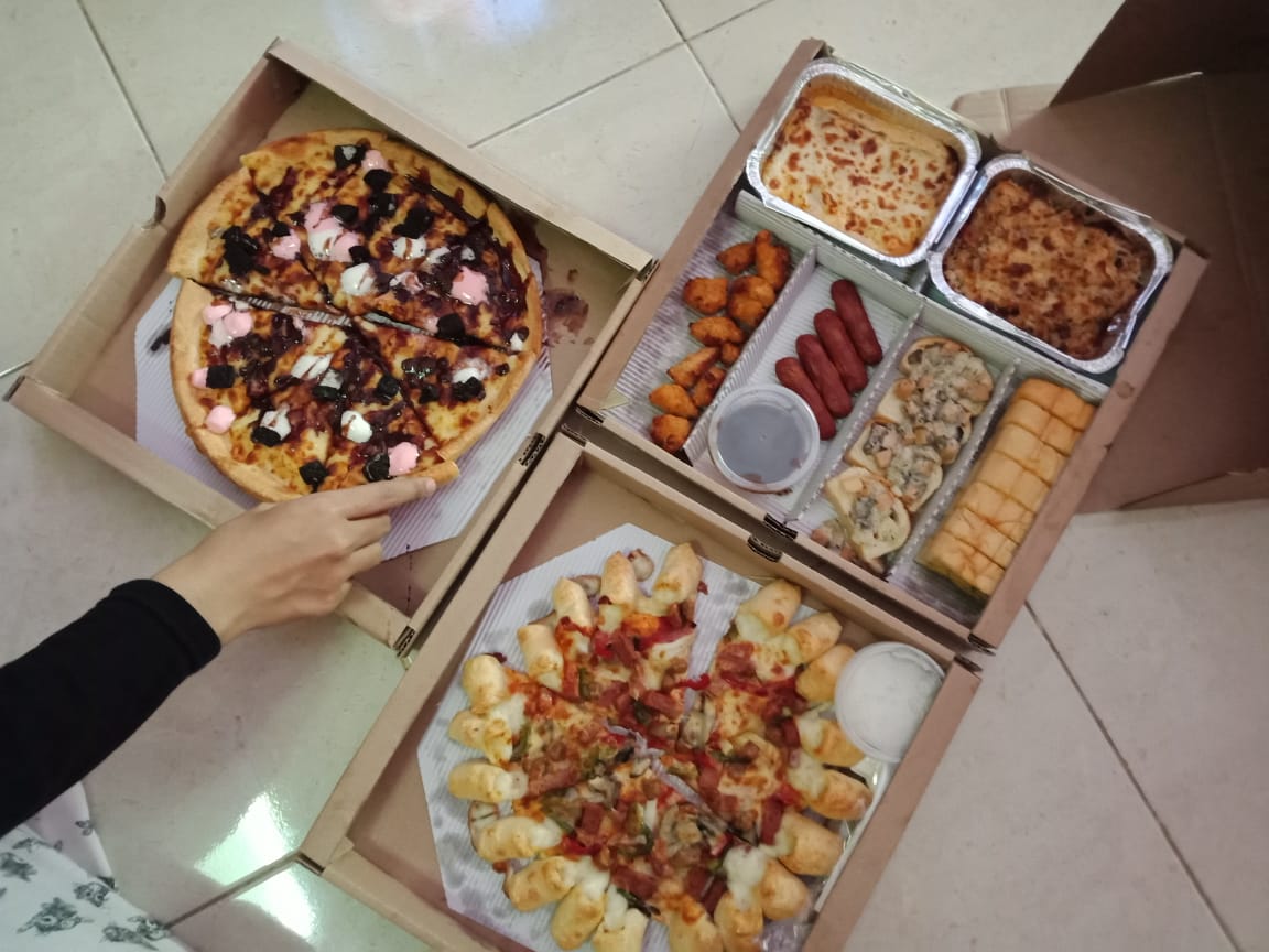 Pizza Hut Review Triple Box Lengkap dan Enak! Pas Untuk Keluarga