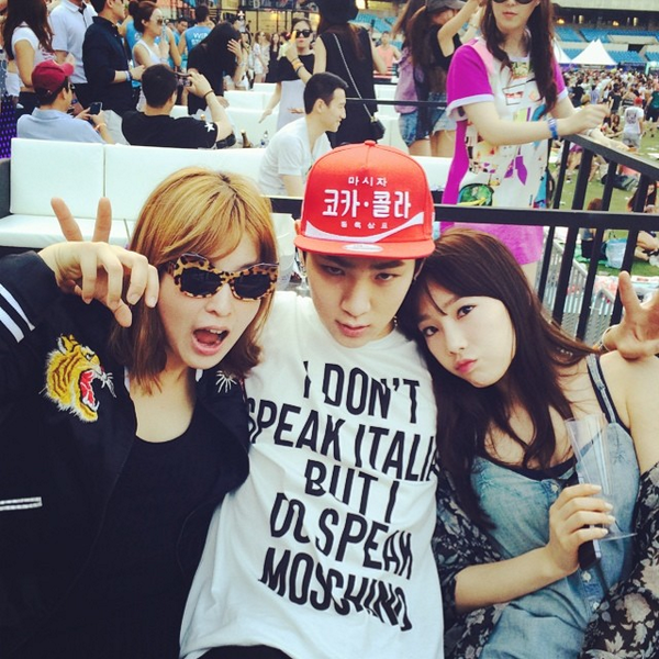 Taeyeon and SHINee's Key snap a lovely photo together at UMF Korea 2014
