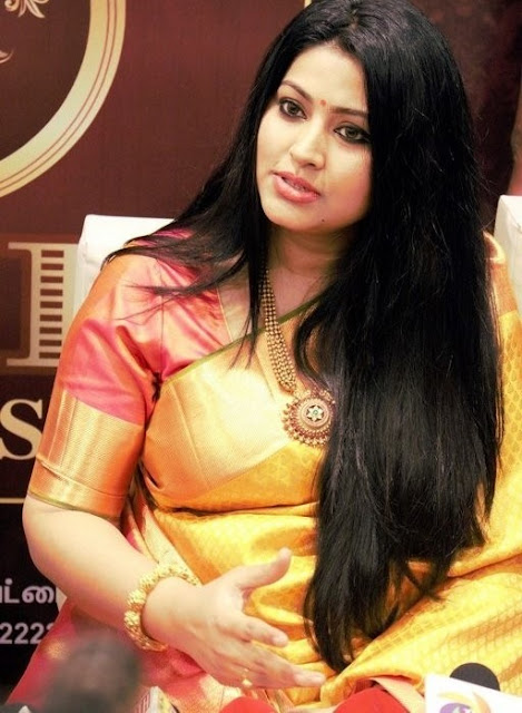 Sneha Tamil Actress Chubby Photo Gallery in Red Saree 8