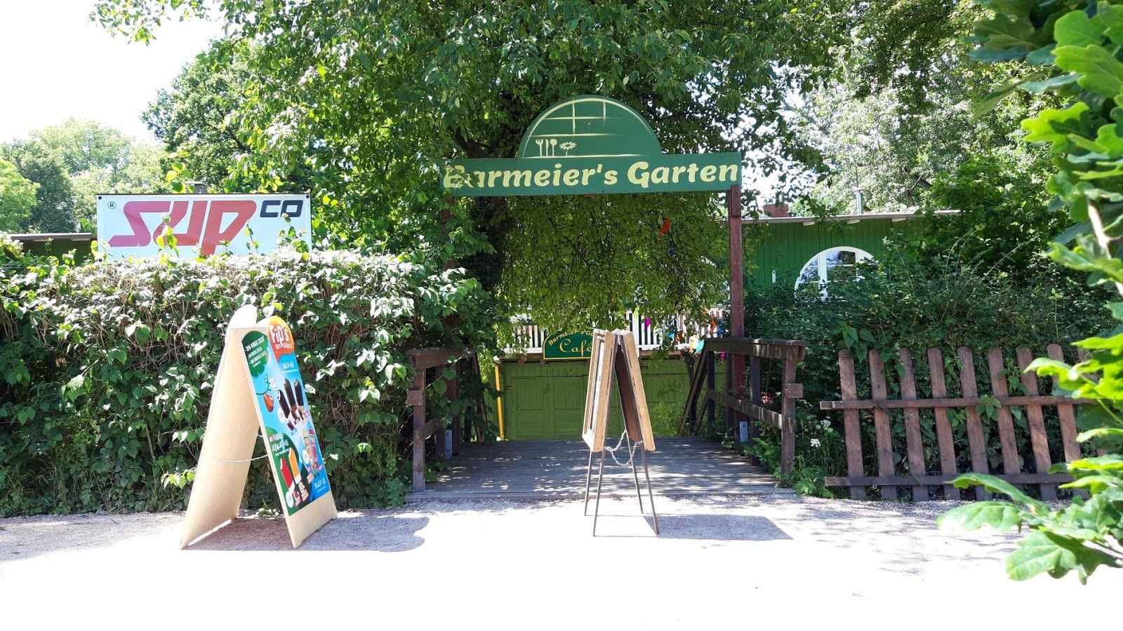 Zwei Linden Vor Dem Haus Barmeier S Garten Cafe An Der Alster Im