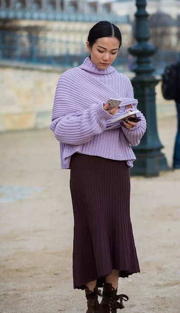 The woman wore a knit set.