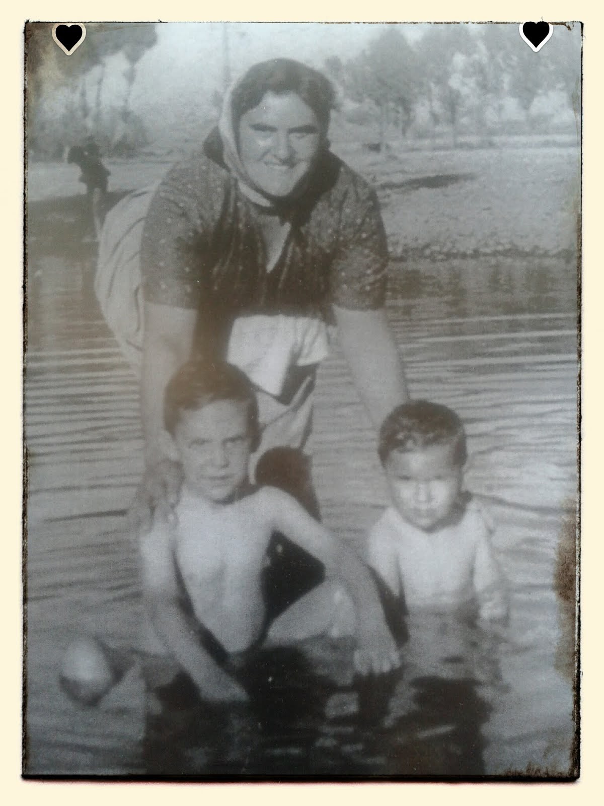 MI MADRE CON MI HERMANO LUIS Y YO EN EL RIO TORIO