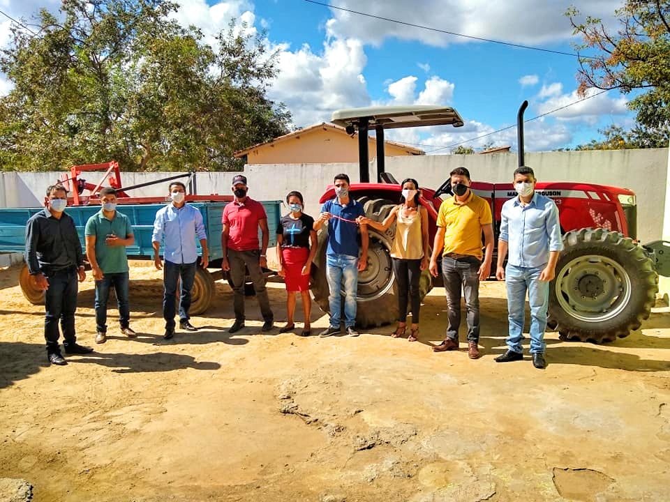 Guajeru: trator agrícola é destinado a agricultores de 4 associações de comunidades rurais Guajeru: trator agrícola é destinado a agricultores de 4 associações de comunidades rurais