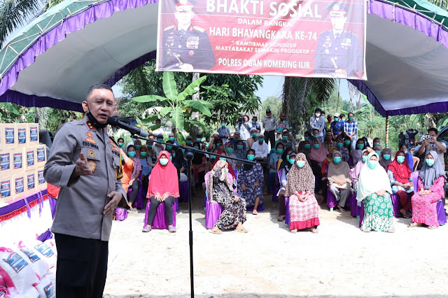 Palembang - majalahglobal.com: Dalam rangka HUT Bhayangkara ke-74 Kapolda Sumsel Irjen Pol. Prof. Dr. Eko Indra Heri S.,M M, Minggu (14/6) melaksanakan Bakti Sosial di Pematang Panggang kecamatan Mesuji OKI.  Tema HUT Bhayangkara dengan tema 