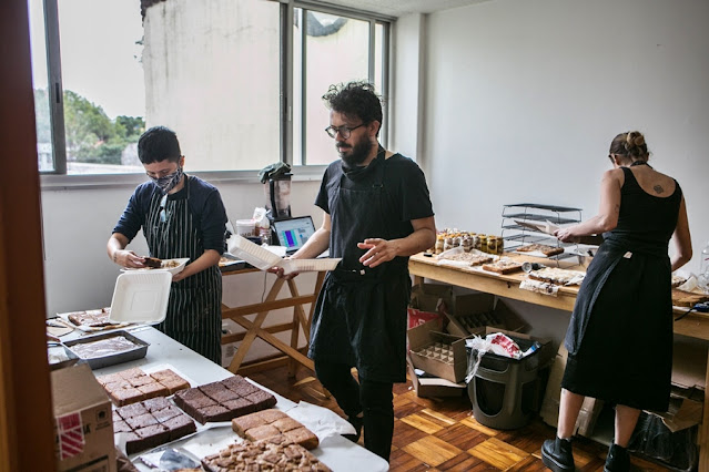 Dos artistas en quiebra abrieron una panadería en casa y es un éxito