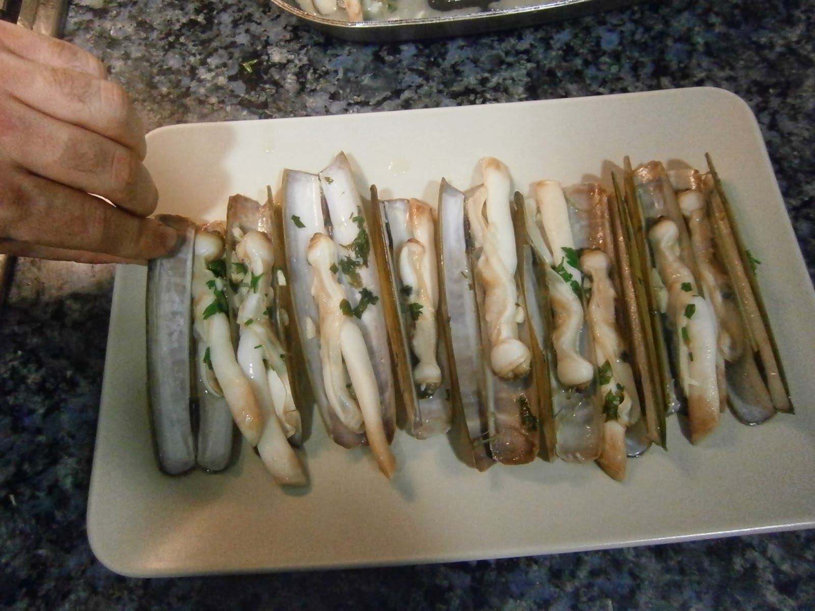 OSUKAA IS COOKING: NAVAJAS GALLEGAS A LA PLANCHA / GRILLED GALICIAN ...