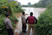 Antisipasi Banjir, Kapolsek Warungasem Cek Debit Air di Kalikupang