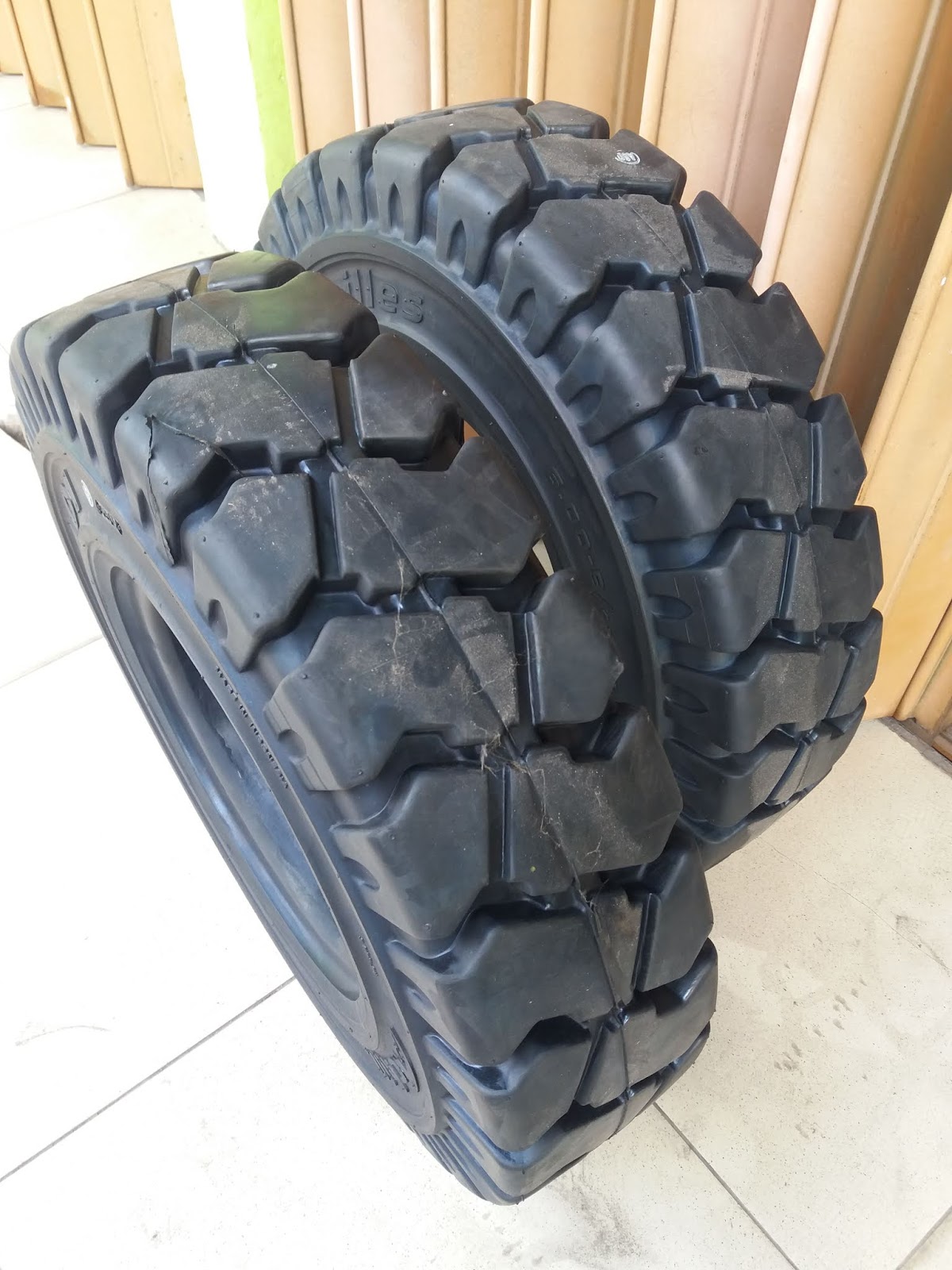 Toko Ban Forklift: Ban Solid Forklift 3 Ton Achilles