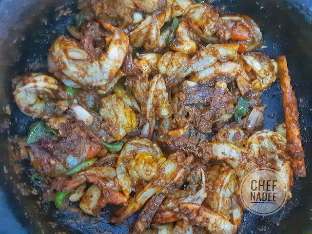 සැරට කලුවට පිසූ ඉස්සන් කරි හදමු (Spicy Black Prawn Curry) - Your Choice Way