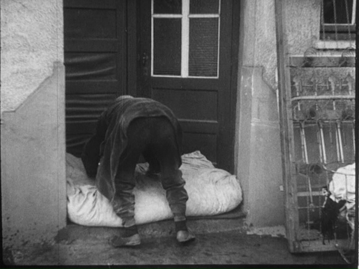 Jean Dorel regarde des films Misère à Borinage (Henri Storck & Joris