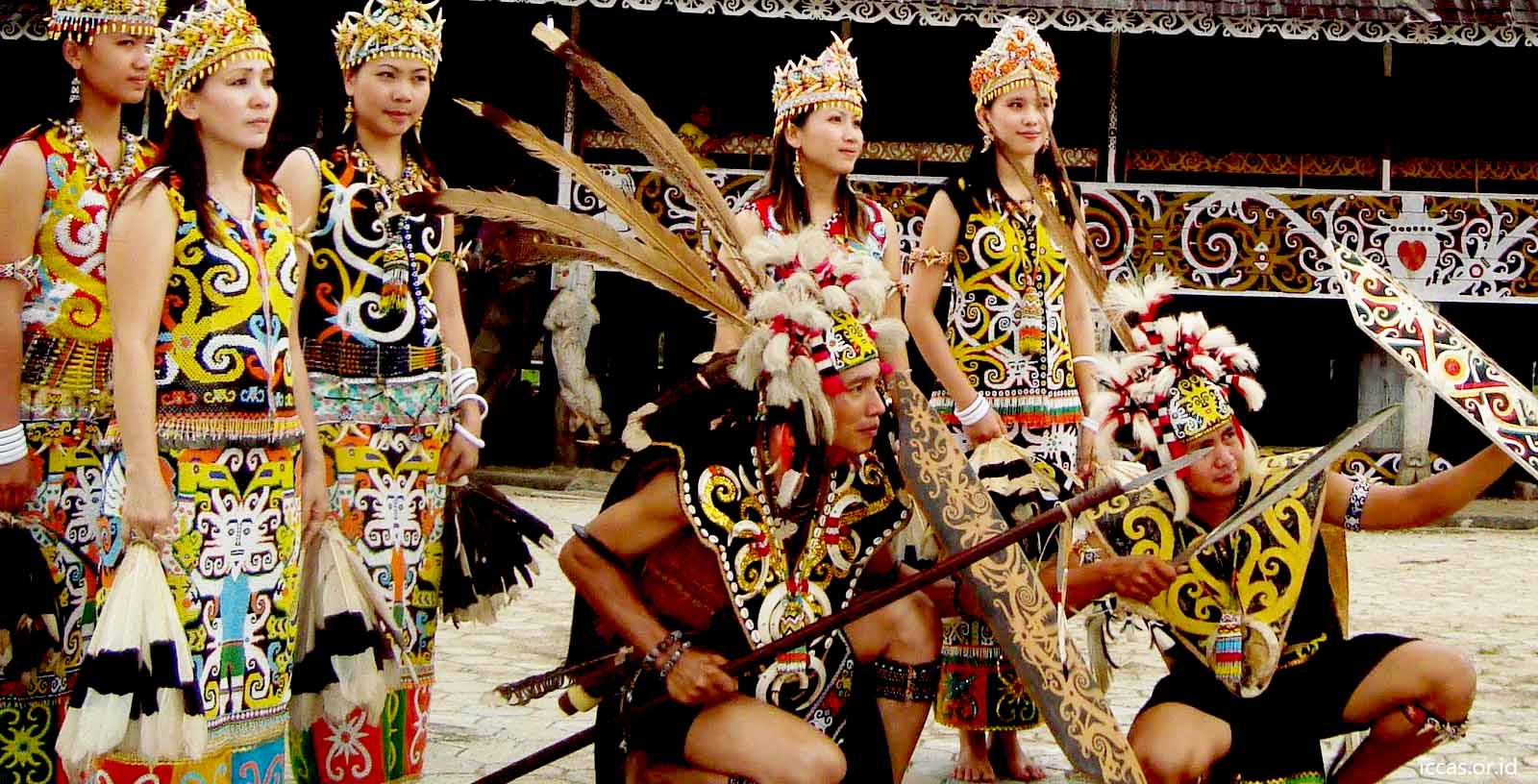 Pakaian Adat Dayak Kalimantan Beserta Gambar dan