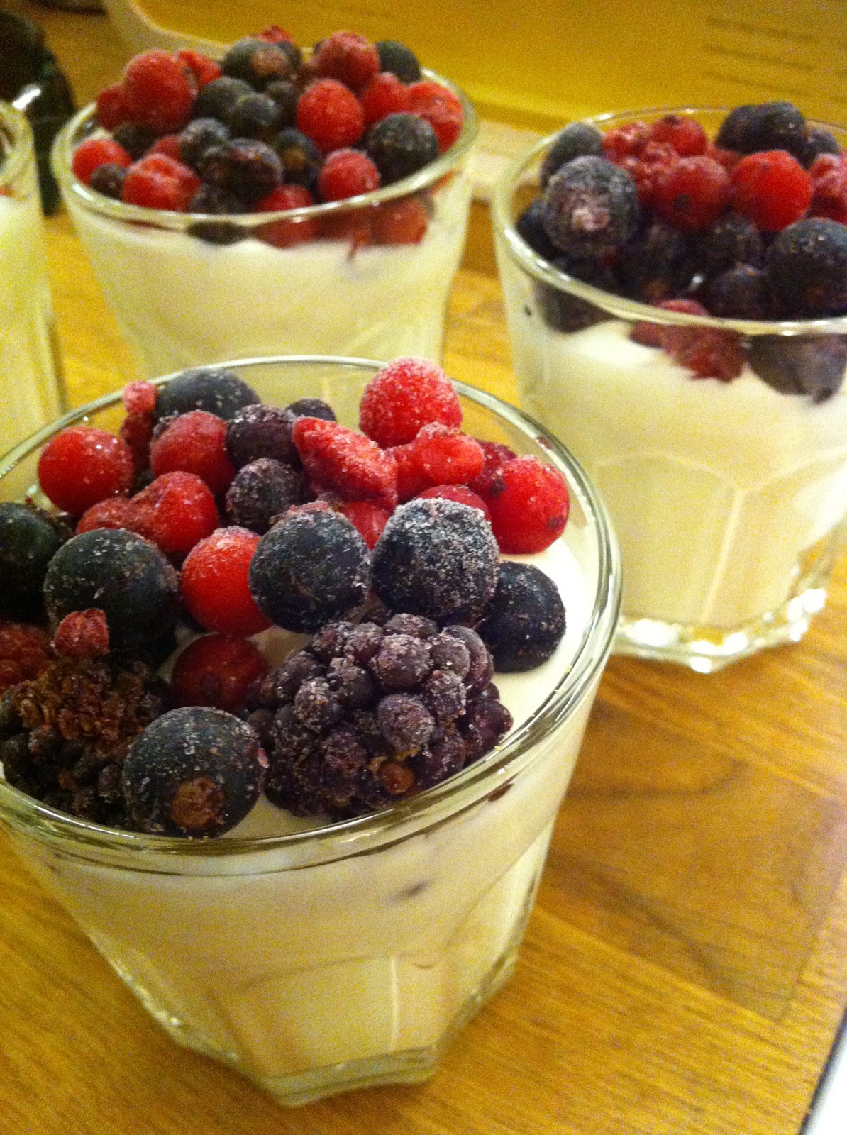 olles *Himmelsglitzerdings*: Mini-Windbeutel mit Beeren-Creme