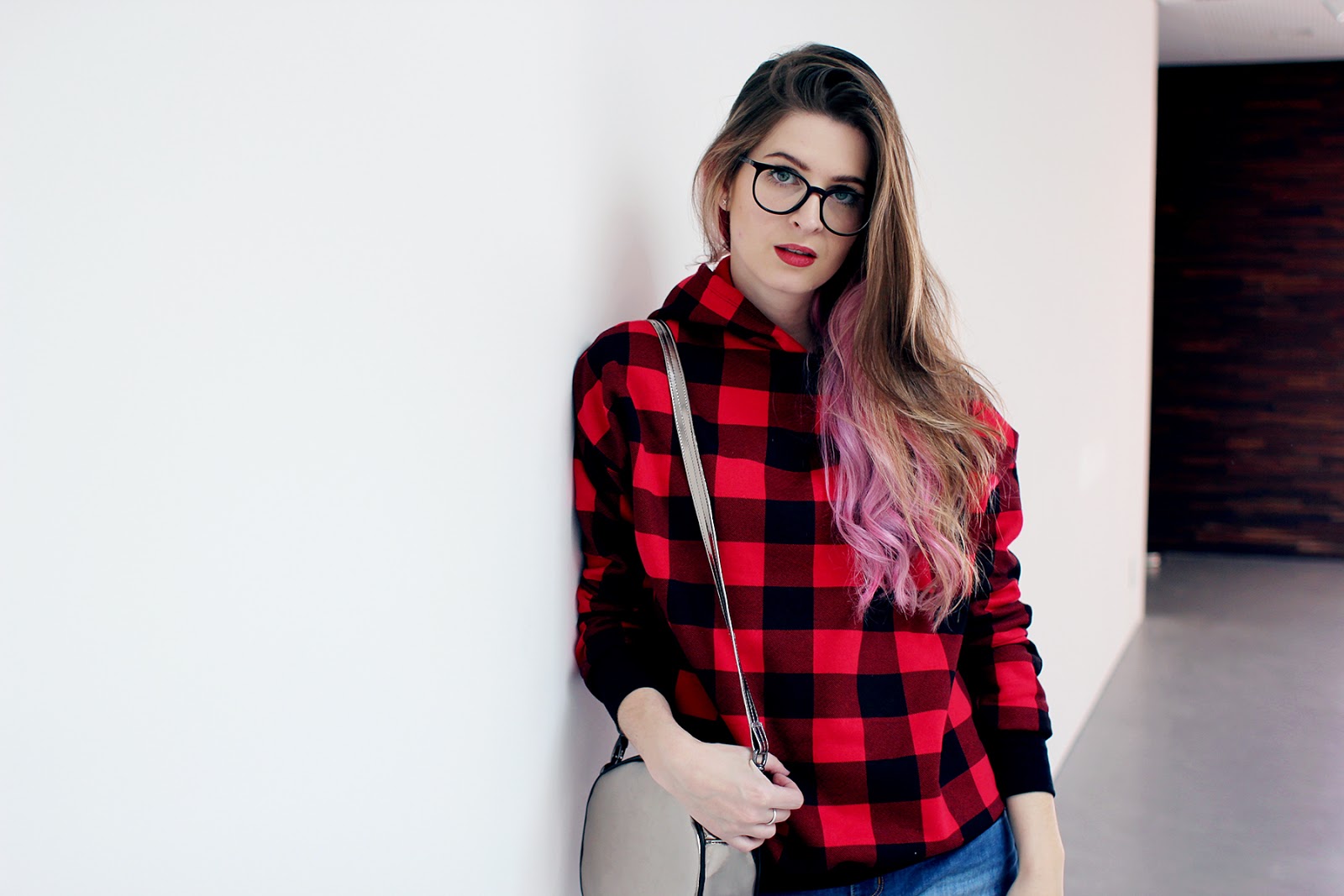 Look: Moletom xadrez, Jeans destroyed e sandália. | CamilaRech.com.br | Bloglovin'