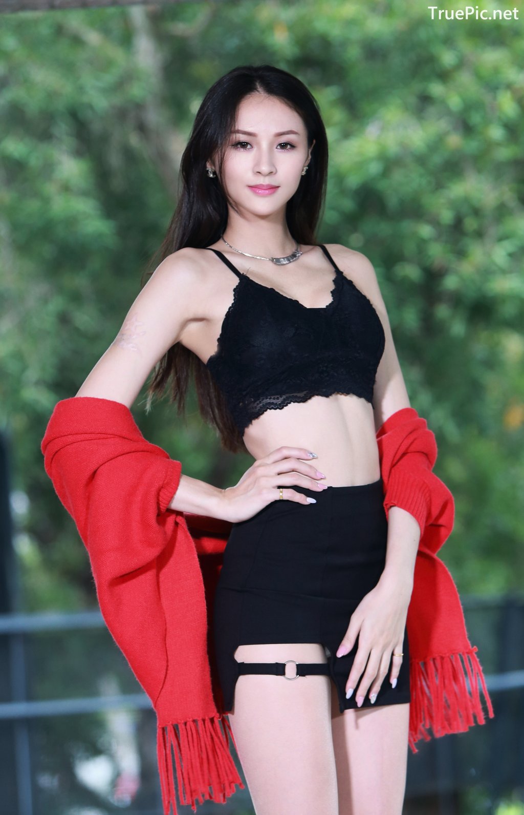 Image-Taiwanese-Beautiful-Long-Legs-Girl-雪岑Lola-Black-Sexy-Short-Pants-and-Crop-Top-Outfit-TruePic.net- Picture-16
