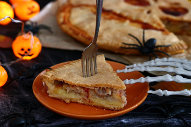 Мясной пирог с картофелем и сыром на Хэллоуин