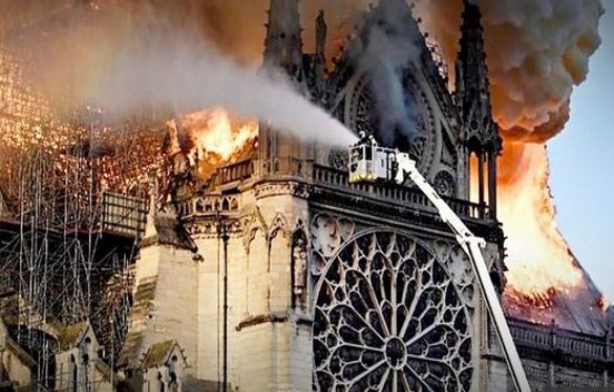 As gárgulas de Notre Dame e a celebração islâmica de sua destruição