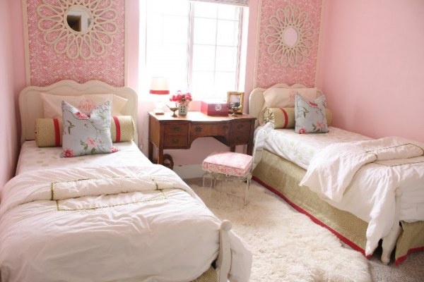 quarto pequeno para duas meninas com duas camas