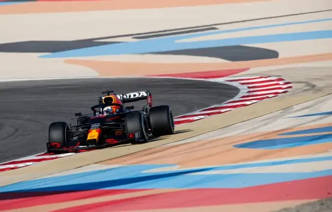 Max Verstappen con la Red Bull nei test del Bahrain