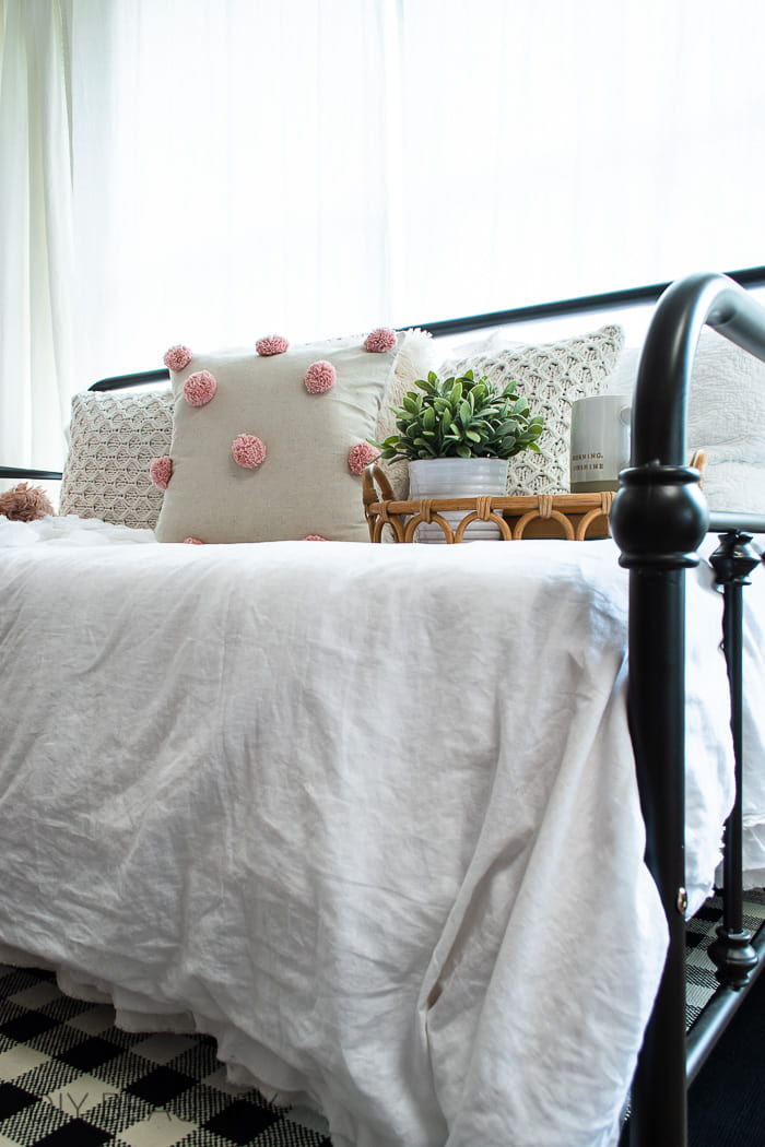 Make a Pink Pom Pom Pillow (video tutorial) - DIY Beautify - Beauty Home
