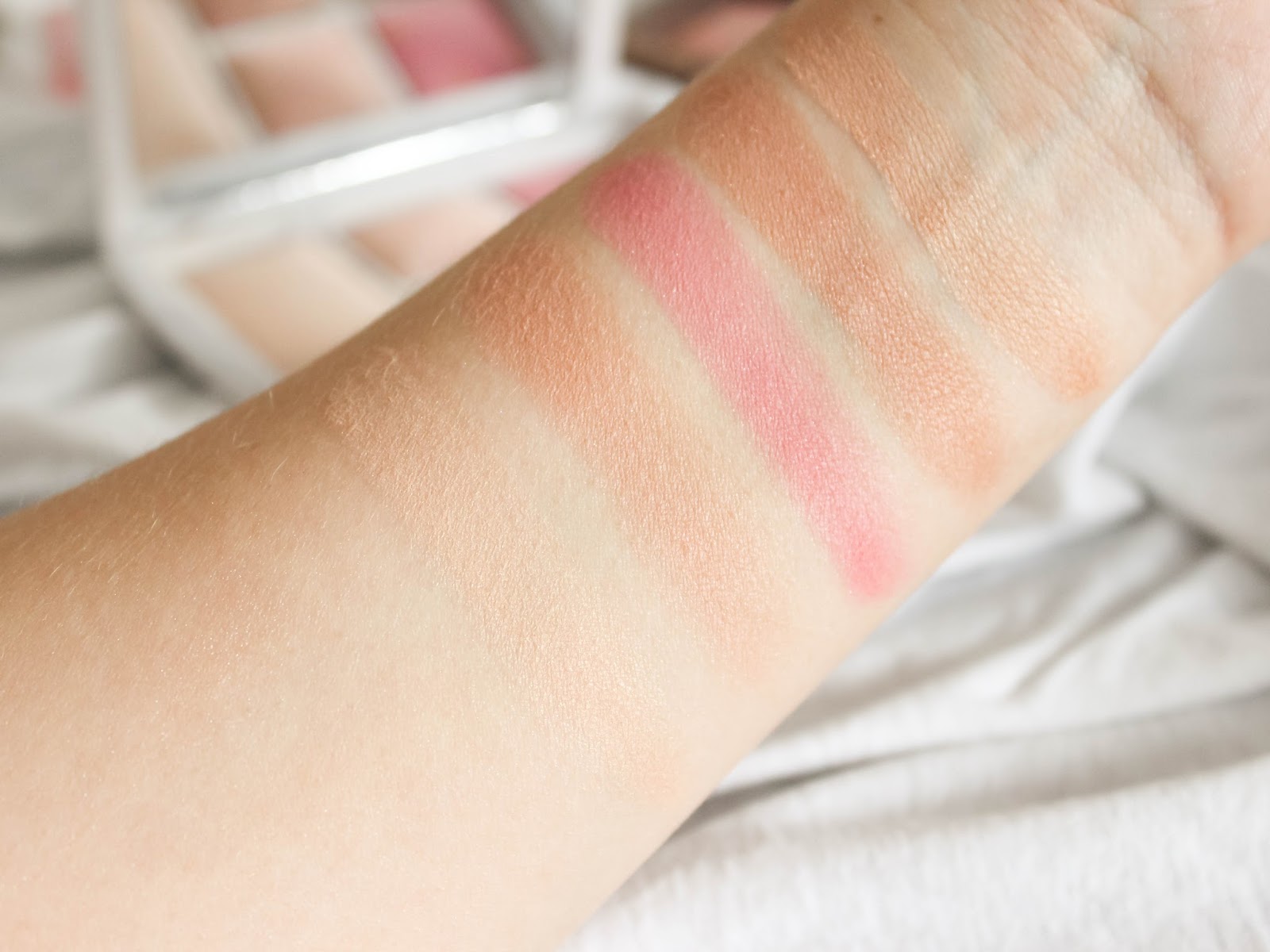 Hourglass-paletka-surreal-light-swatch