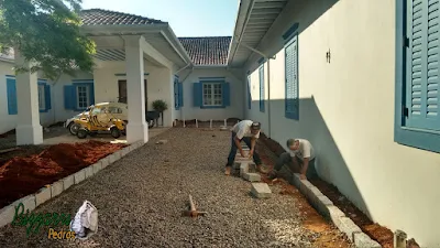 Bizzarri, da Bizzarri Pedras, executando as guias de pedra com pedra folheta de granito onde vamos fazer o calçamento de pedra nas ruas de pedra em sede da fazenda em Atibaia-SP.