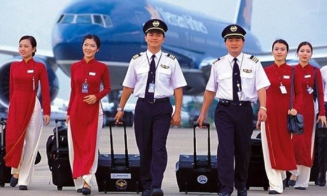 Đồng phục áo dài màu đỏ, quần vàng kem vietnam airlines