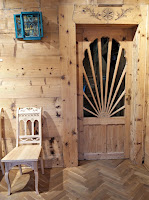 Drzwi i krzesło