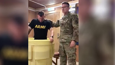 Pendeta Angkatan Darat Bawa Rekannya Kepada Kristus dan Membaptisnya di Irak (Video)