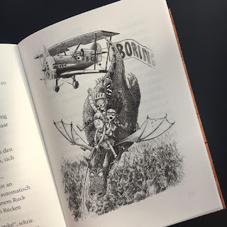 Bitte nicht öffnen 4: Feurig!" von Charlotte Habersack, illustriert von Fréderic Bertrand, erschienen im Carlsen Verlag, ist ein Kinderbuch ab 8 Jahren. Rezension von Kinderbuchblog Familienbücherei