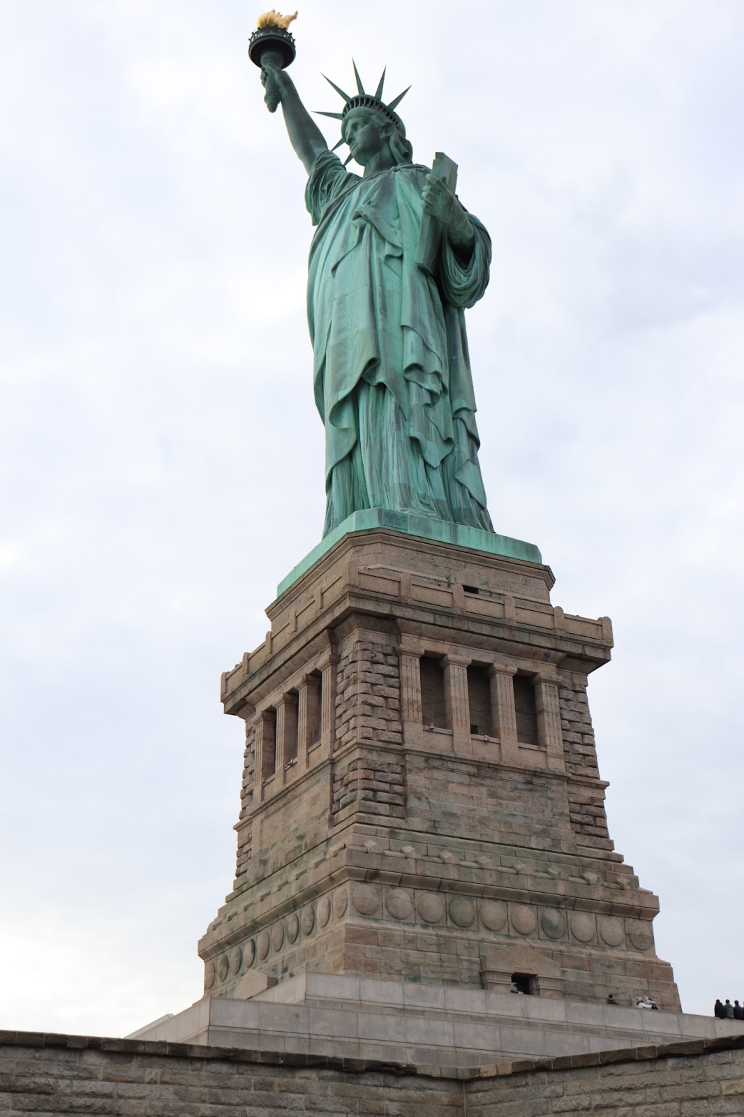 Возле статуи свободы