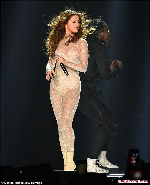 Cosplay Evangelion gợi cảm, đẹp tuyệt vời 3 Selena Gomez gây xôn xao với mốt không nội y