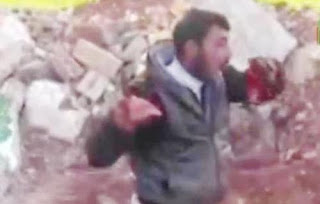 "آكل قلب" جندي من جيش الأسد: السبب فيديو رأيته بهاتفه يظهر امرأة سورية وبناتها ع