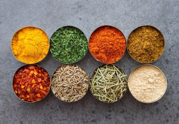 Γιατί πρέπει να βάζεις πάντα τα μπαχαρικά στην κατάψυξη