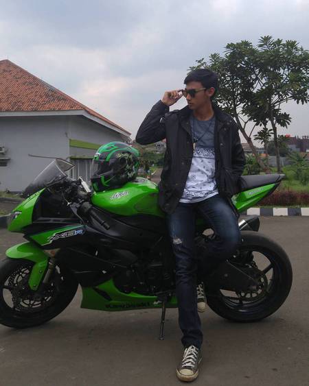 Cowok Naik Motor Ninja