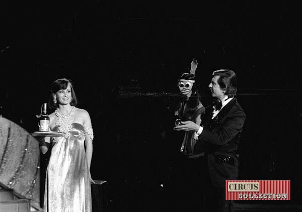 Fred Roby le roi des ventriloque et son épouse  dans le manège du cirque Knie