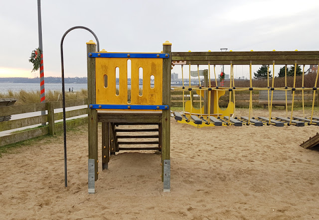 3 Spielplätze im Norden von Kiel mit Blick aufs Meer. Direkt an der Promenade von Strande liegt der frisch renovierte Spielplatz.