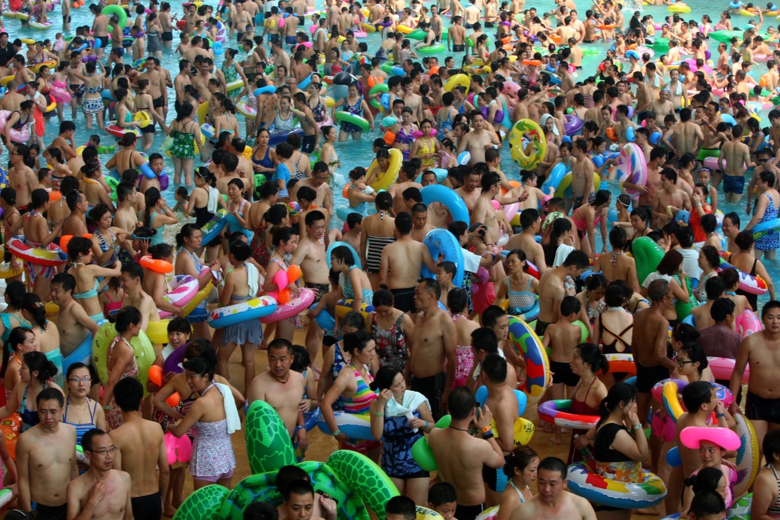 Сколько человек купается. Китайский пляж. Пляж в Китае много народу. Много людей на пляже. Люди на пляже в Китае.