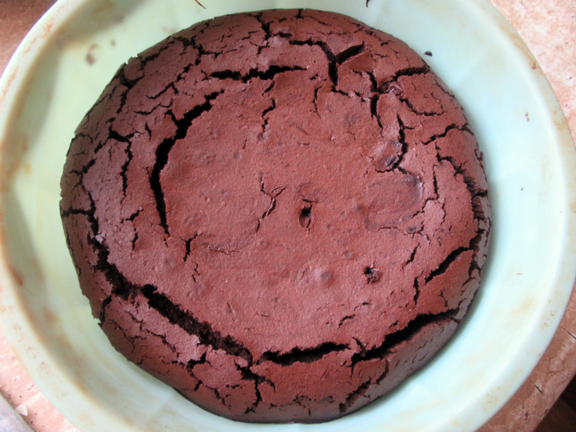 Small flourless rum chocolate cake by Laka kuharica: Allow cake to cool