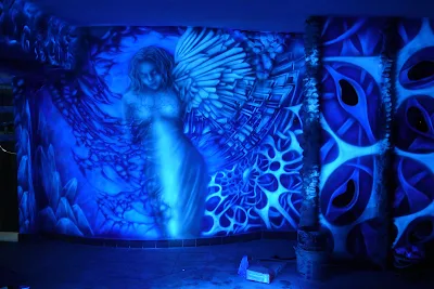 Obraz wykonany w technice UV, mural UV w klubie, anioł, 