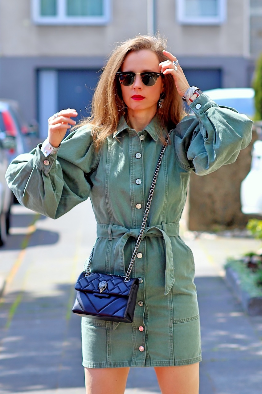 Frühlingsoutfit mit grünem Jeanskleid \u0026 schwarzen Accessoires von de  Bijenkorf — Rimanere nella memoria