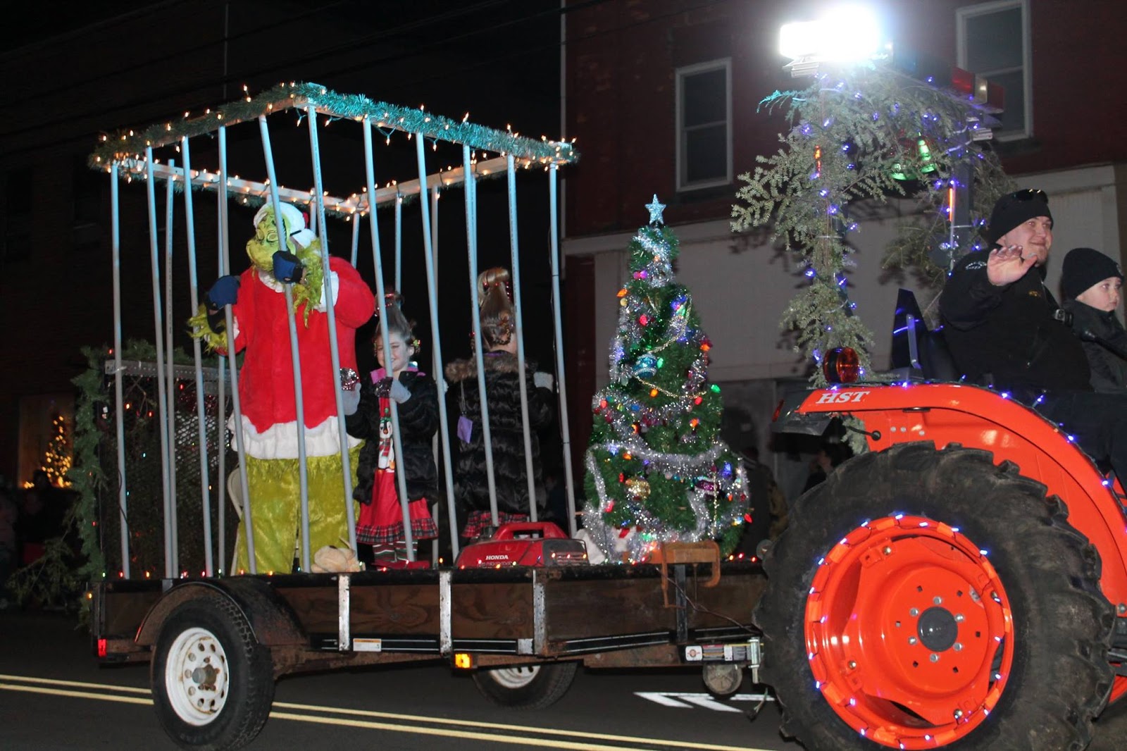 VIDEO 2018 Linesville Tractor Parade Around House Entertainment